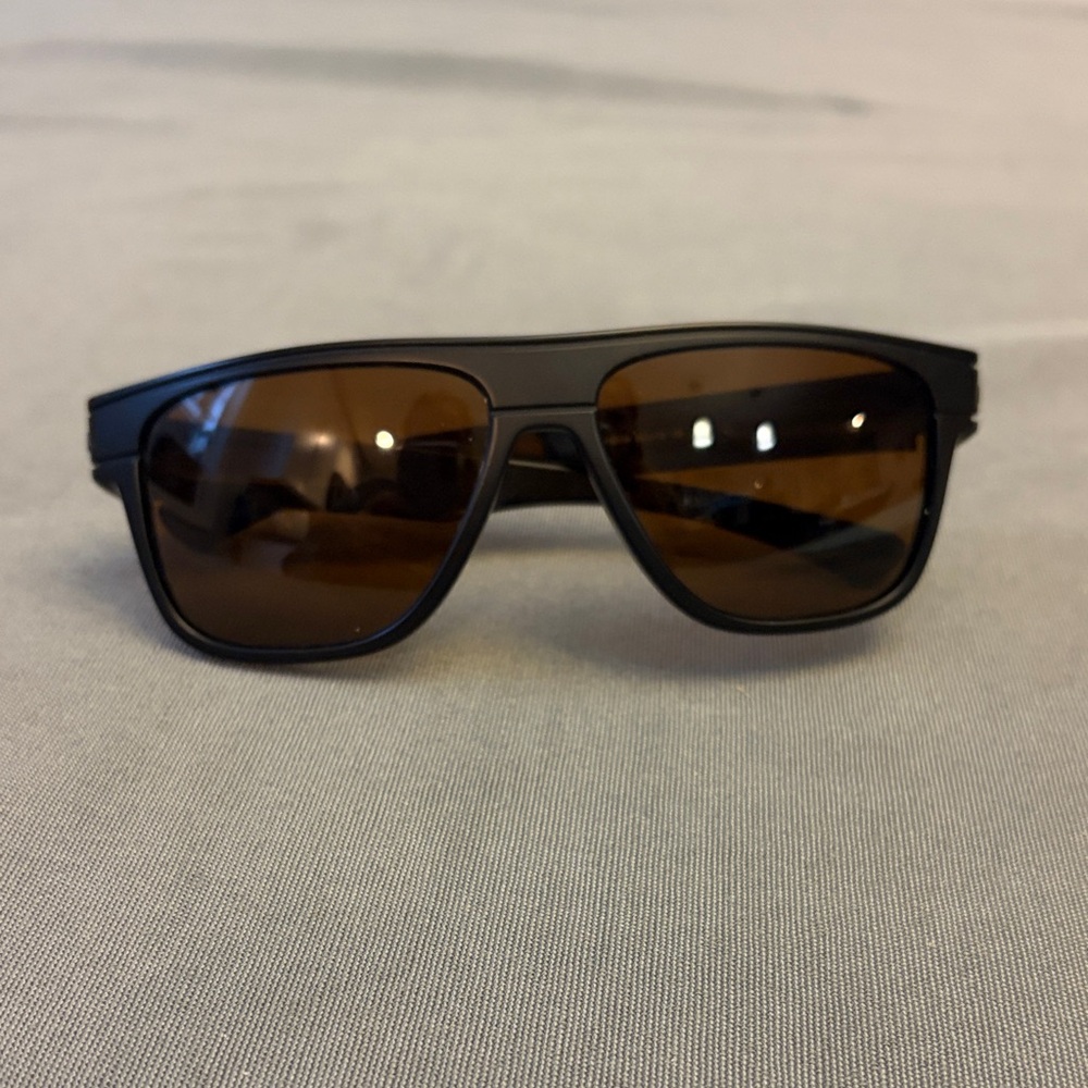 Oakley breadbox matte black with brown lenses